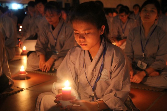 Thái Bình: “Con xin lỗi mẹ cha” – Đêm thắp nến tri ân chùa Từ Xuyên