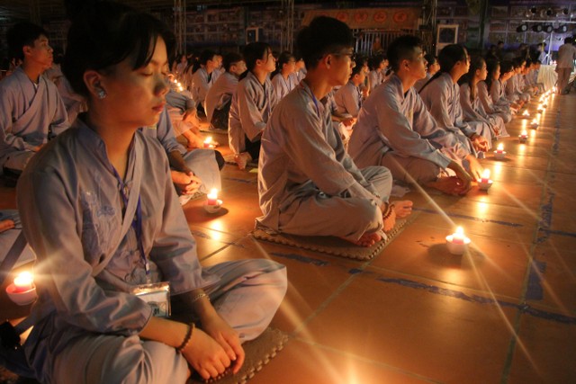 Thái Bình: “Con xin lỗi mẹ cha” – Đêm thắp nến tri ân chùa Từ Xuyên