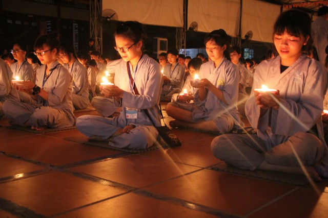 Thái Bình: “Con xin lỗi mẹ cha” – Đêm thắp nến tri ân chùa Từ Xuyên
