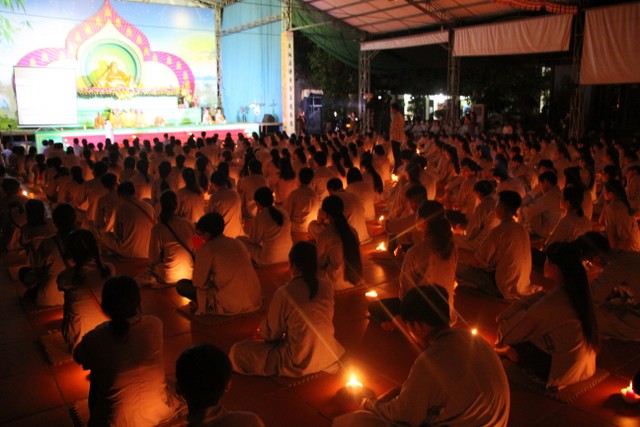 Thái Bình: “Con xin lỗi mẹ cha” – Đêm thắp nến tri ân chùa Từ Xuyên