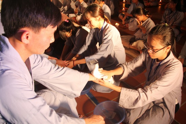 Thái Bình: “Con xin lỗi mẹ cha” – Đêm thắp nến tri ân chùa Từ Xuyên