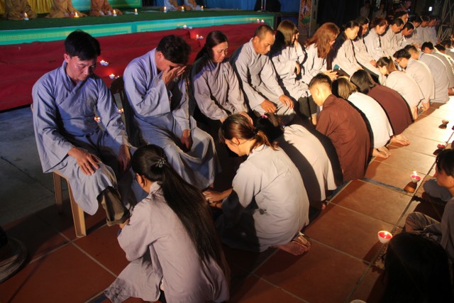 Thái Bình: “Con xin lỗi mẹ cha” – Đêm thắp nến tri ân chùa Từ Xuyên
