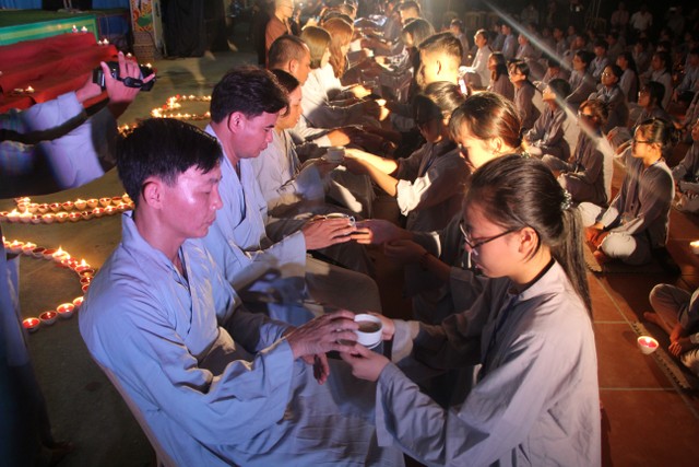 Thái Bình: “Con xin lỗi mẹ cha” – Đêm thắp nến tri ân chùa Từ Xuyên