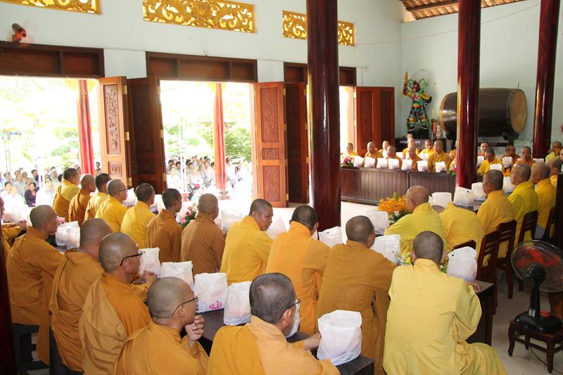 Trường TCPH tỉnh Đồng Tháp chùa Thanh Lương Tự tứ - Dâng Y