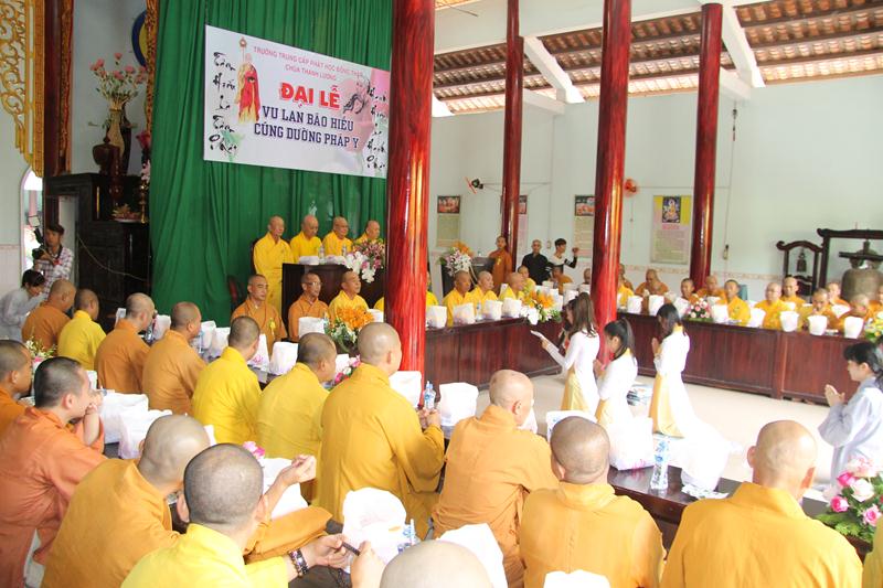 Trường TCPH tỉnh Đồng Tháp chùa Thanh Lương Tự tứ - Dâng Y