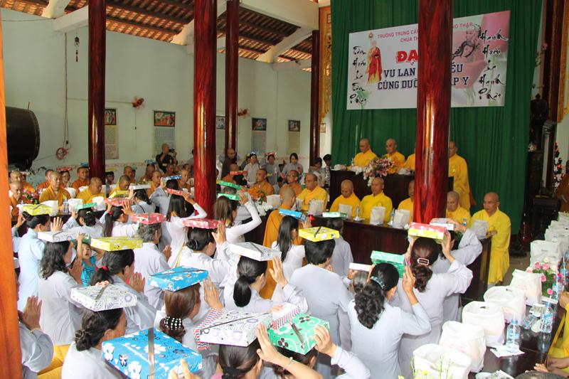 Trường TCPH tỉnh Đồng Tháp chùa Thanh Lương Tự tứ - Dâng Y