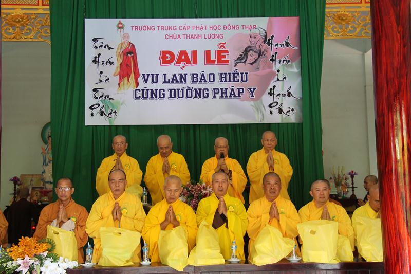 Trường TCPH tỉnh Đồng Tháp chùa Thanh Lương Tự tứ - Dâng Y