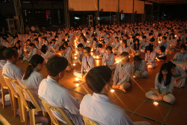 Thái Bình: “Con xin lỗi mẹ cha” – Đêm thắp nến tri ân chùa Từ Xuyên