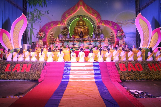 Thái Bình: Lễ hội bông hồng cài áo tại chùa Từ Xuyên