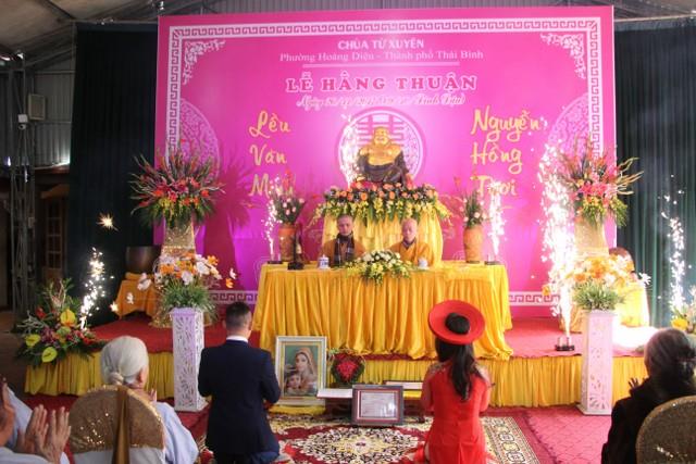 Thái Bình: Hai bạn trẻ làm lễ hằng thuận tại chùa Từ Xuyên