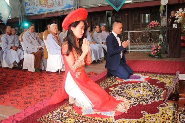 Thái Bình: Hai bạn trẻ làm lễ hằng thuận tại chùa Từ Xuyên
