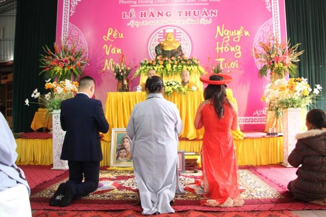 Thái Bình: Hai bạn trẻ làm lễ hằng thuận tại chùa Từ Xuyên
