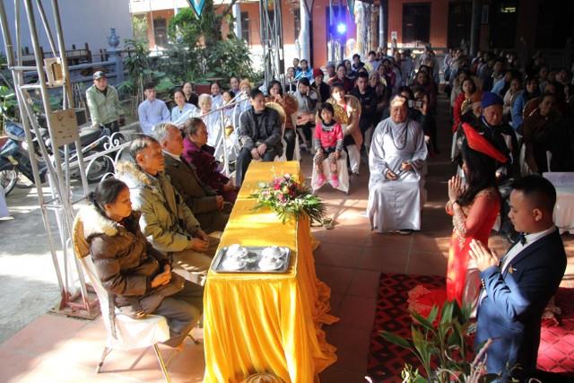 Thái Bình: Hai bạn trẻ làm lễ hằng thuận tại chùa Từ Xuyên