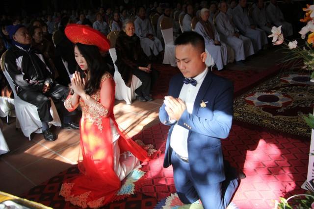 Thái Bình: Hai bạn trẻ làm lễ hằng thuận tại chùa Từ Xuyên