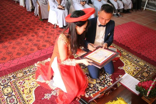 Thái Bình: Hai bạn trẻ làm lễ hằng thuận tại chùa Từ Xuyên