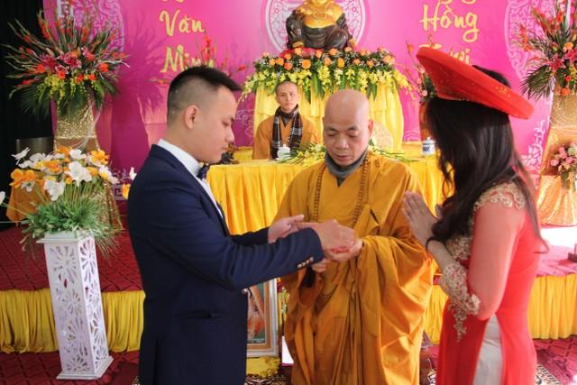 Thái Bình: Hai bạn trẻ làm lễ hằng thuận tại chùa Từ Xuyên