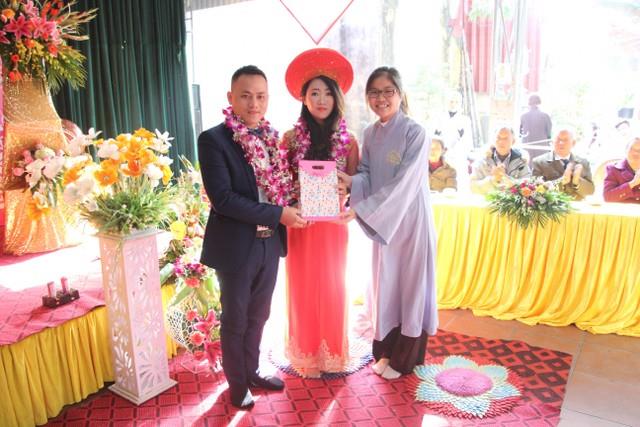 Thái Bình: Hai bạn trẻ làm lễ hằng thuận tại chùa Từ Xuyên