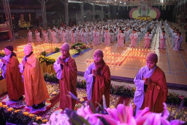 Thái Bình: Đêm hoa đăng vía Phật Di Đà tại chùa Từ Xuyên