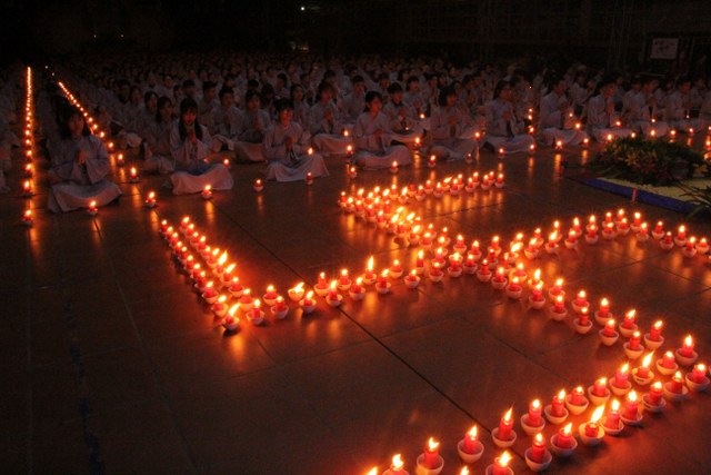 Thái Bình: Đêm hoa đăng vía Phật Di Đà tại chùa Từ Xuyên