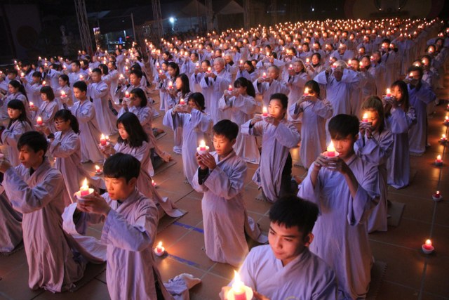 Thái Bình: Đêm hoa đăng vía Phật Di Đà tại chùa Từ Xuyên
