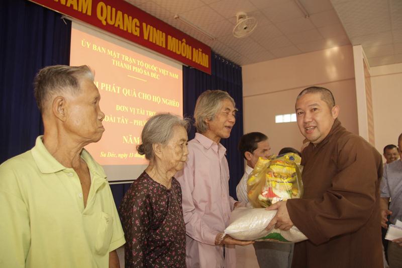 Đồng Tháp: Phát quà từ thiện cho gia đình nghèo và người mù TP. Sa Đéc