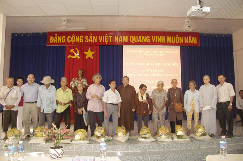Đồng Tháp: Phát quà từ thiện cho gia đình nghèo và người mù TP. Sa Đéc