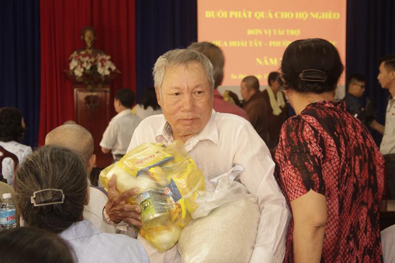 Đồng Tháp: Phát quà từ thiện cho gia đình nghèo và người mù TP. Sa Đéc