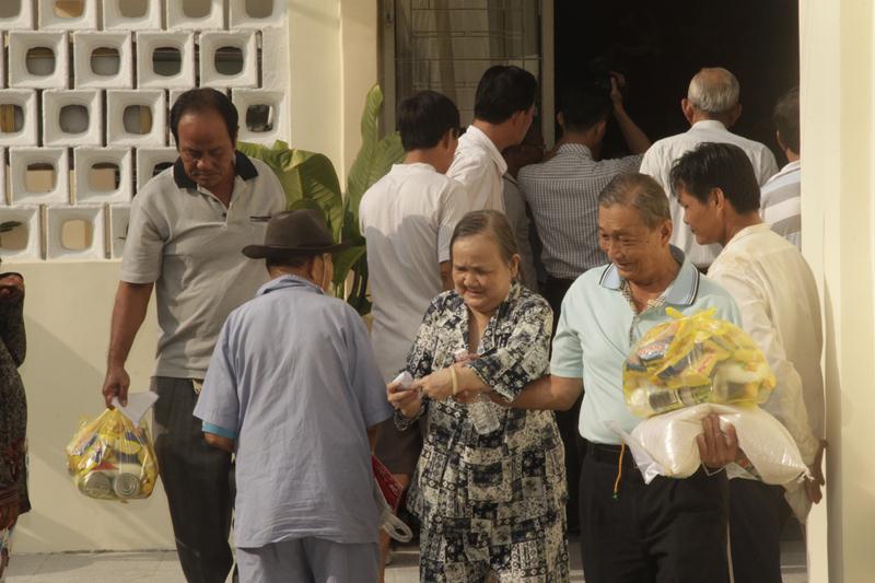 Đồng Tháp: Phát quà từ thiện cho gia đình nghèo và người mù TP. Sa Đéc