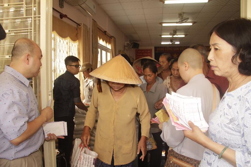 Đồng Tháp: Phát quà từ thiện cho gia đình nghèo và người mù TP. Sa Đéc