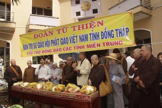 Phật giáo Đồng Tháp cứu trợ các tỉnh miền trung