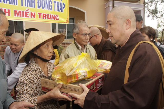 Phật giáo Đồng Tháp cứu trợ các tỉnh miền trung