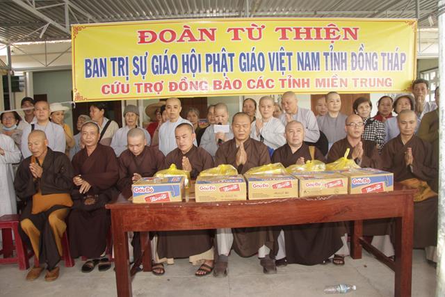 Phật giáo Đồng Tháp cứu trợ các tỉnh miền trung