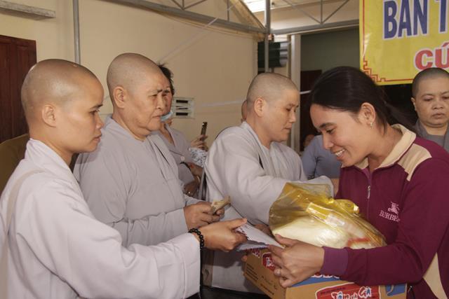 Phật giáo Đồng Tháp cứu trợ các tỉnh miền trung