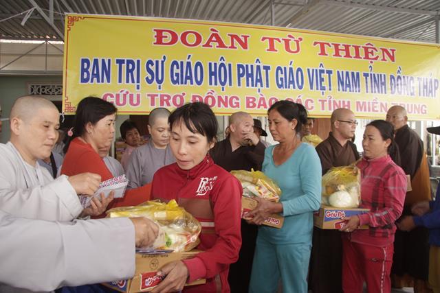 Phật giáo Đồng Tháp cứu trợ các tỉnh miền trung
