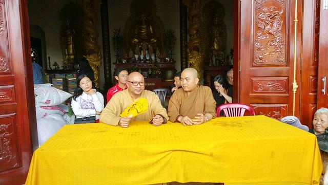 Chùa Tây Thiên tặng quà từ thiện