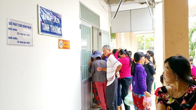 Cơm từ thiện - ấm lòng bệnh nhân nghèo