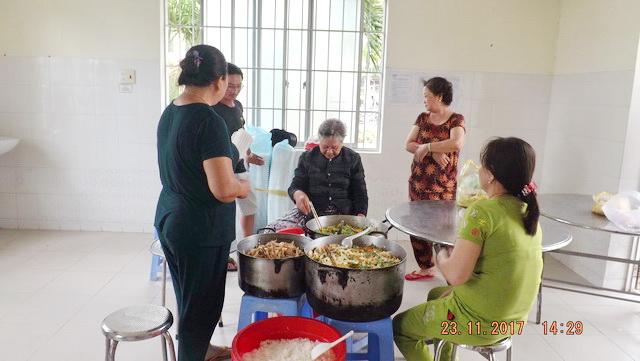 Cơm từ thiện - ấm lòng bệnh nhân nghèo