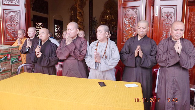 Chùa Phước Viên và Lâm Quang tặng quà từ thiện