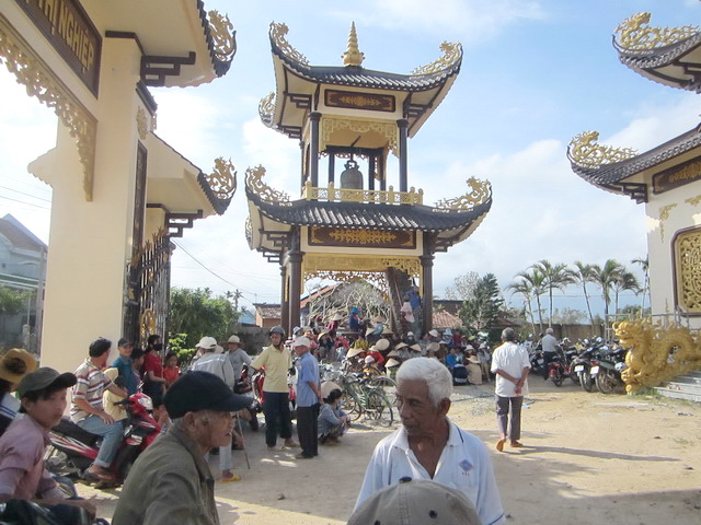 Chùa Phước Viên và Lâm Quang tặng quà từ thiện