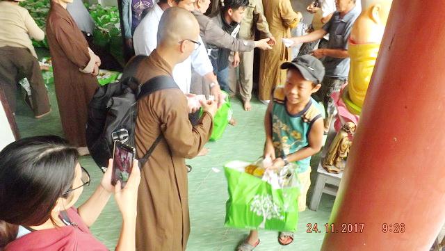 Chùa Phật Ấn đến với bà con vùng bão lũ.