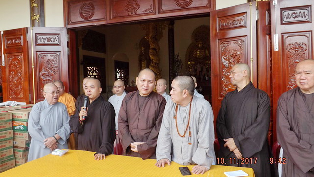 Chùa Phước Viên và Lâm Quang tặng quà từ thiện