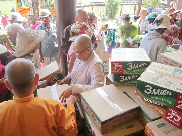Chùa Phước Viên và Lâm Quang tặng quà từ thiện