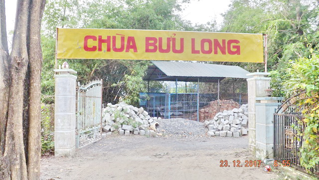 Ban Từ thiện chùa Bảo Tạng tặng quà