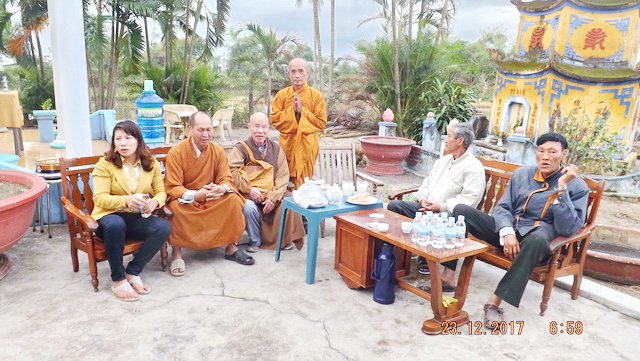 Ban Từ thiện chùa Bảo Tạng tặng quà