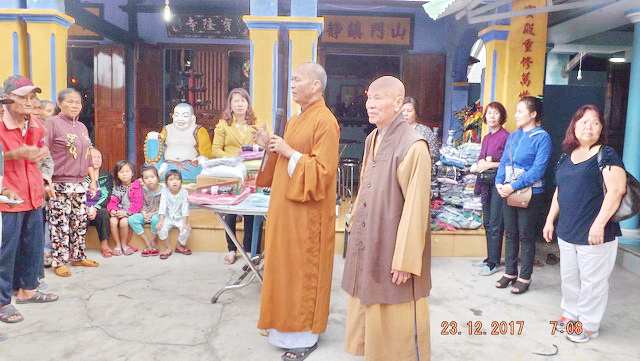 Ban Từ thiện chùa Bảo Tạng tặng quà