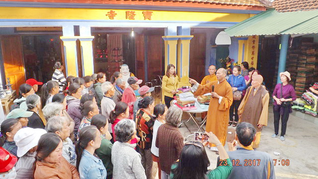 Ban Từ thiện chùa Bảo Tạng tặng quà