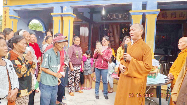 Ban Từ thiện chùa Bảo Tạng tặng quà