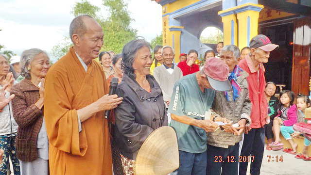 Ban Từ thiện chùa Bảo Tạng tặng quà