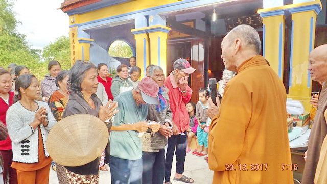 Ban Từ thiện chùa Bảo Tạng tặng quà