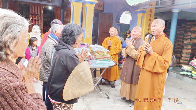 Ban Từ thiện chùa Bảo Tạng tặng quà